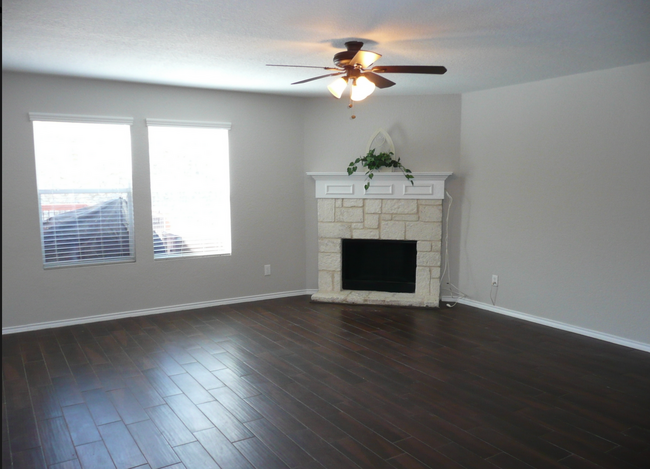 Building Photo - $300 OFF 1ST MONTH RENT IF YOU MOVE IN WIT...