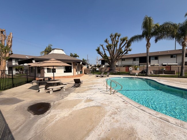 Building Photo - Remodeled 1 Bedroom, 1 Bathroom Stanton Condo For Rent w/ Parking!