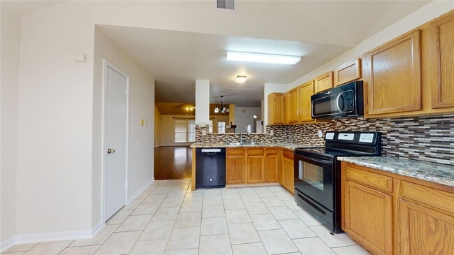 Building Photo - 806 N Willow Dr