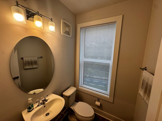 Building Photo - 654 Noush Ct