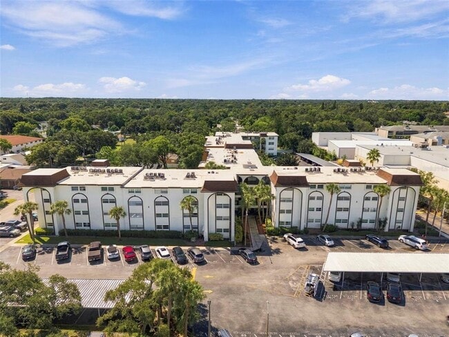 Building Photo - 2525 W Bay Dr