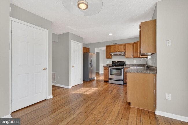 Building Photo - 8813 Francesca Dr