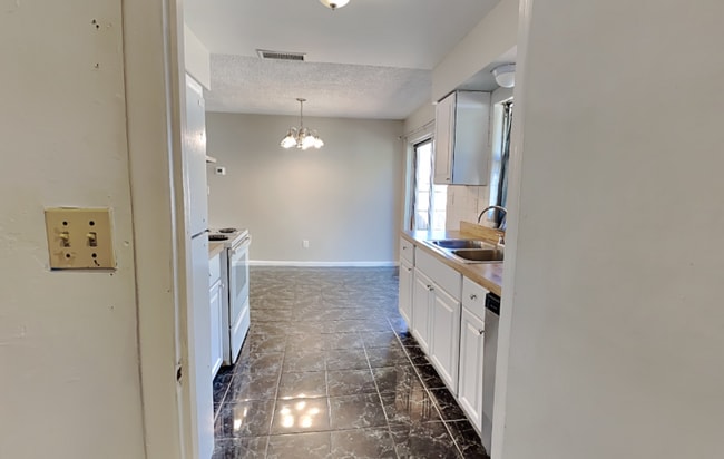 Building Photo - 1215 Lake Highland Dr