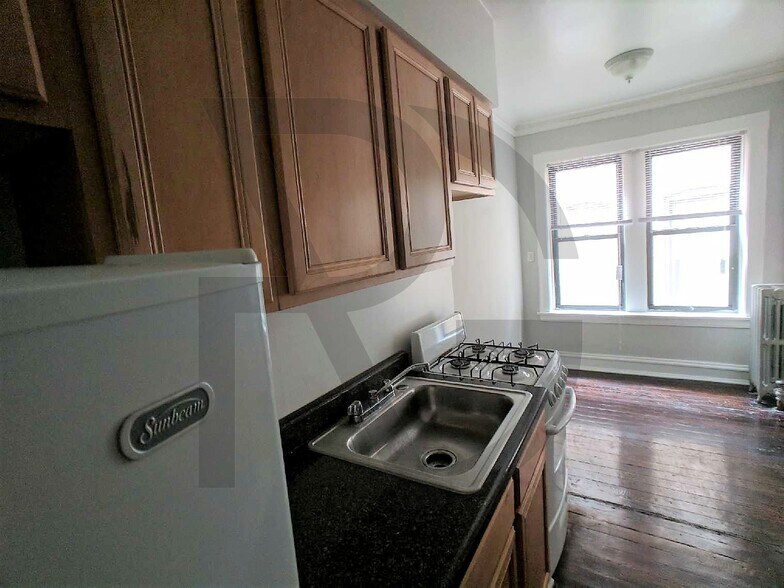 Building Photo - 4647 N Paulina St