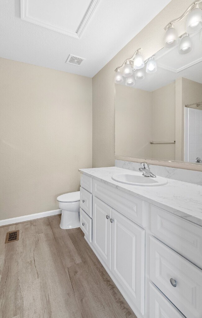 Building Photo - **NEWLY REMODELED ** MAINTENANCE FREE TOWNHOME/ NO APPLICATION FEES**