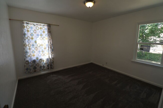Building Photo - Reduced price