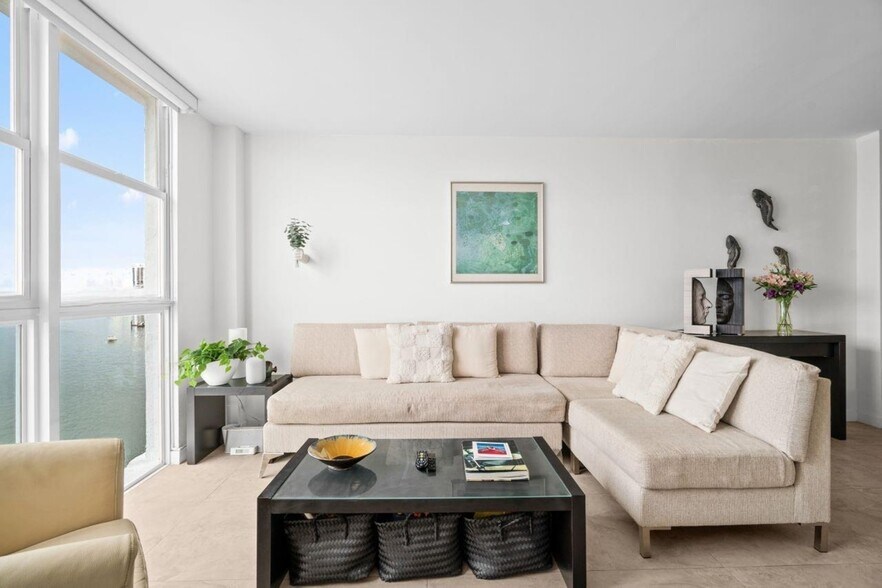 Building Photo - 1228 West Ave