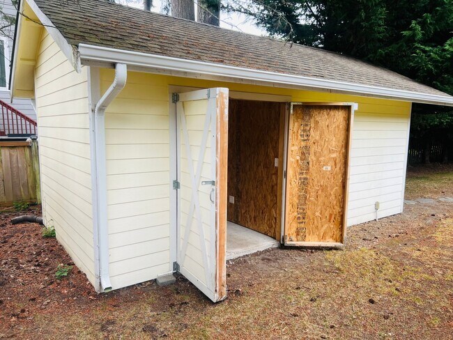 Building Photo - Charming Rambler 3-Bed/2-Bath Available Now!