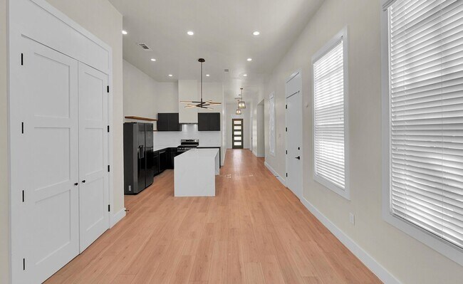 Building Photo - Beautiful 3 bedroom / 3 bath house available now!