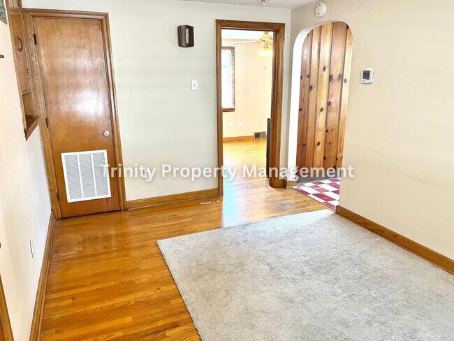 Building Photo - 122 Marshall St