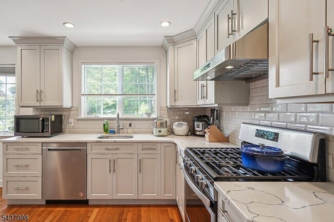 Building Photo - 305 Lupine Way