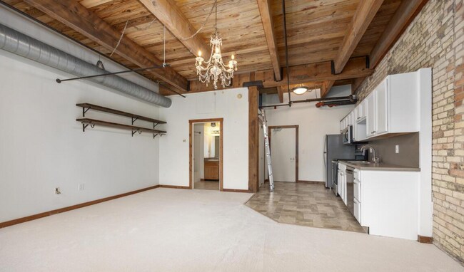 Building Photo - 940 Monroe Ave NW