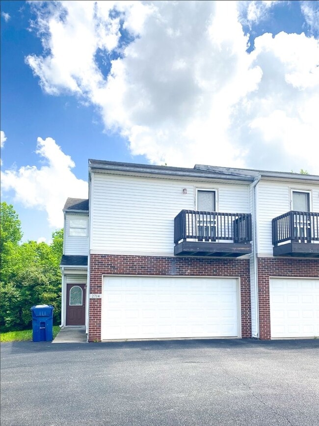 Building Photo - 3 Bedroom 3.5 Bath Townhouse