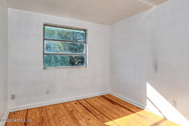 Building Photo - 1265 W 26th St