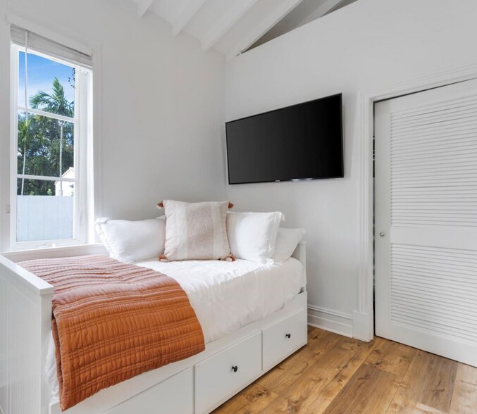 Building Photo - 113 NE 101st St