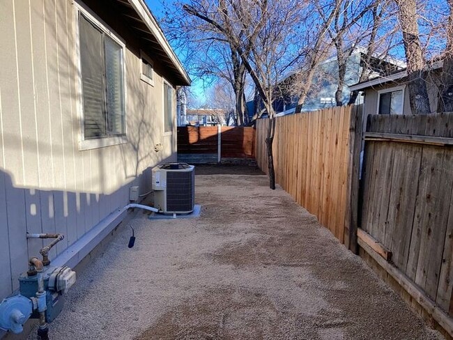 Building Photo - Reno Duplex - Garage, Dishwasher, Washer/Dryer, Central A/C