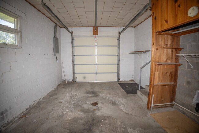 Building Photo - 2401 Willow Dr