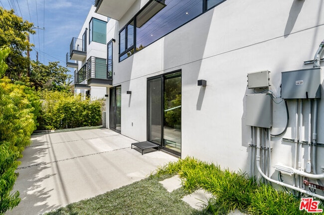 Building Photo - 2017 Barry Ave