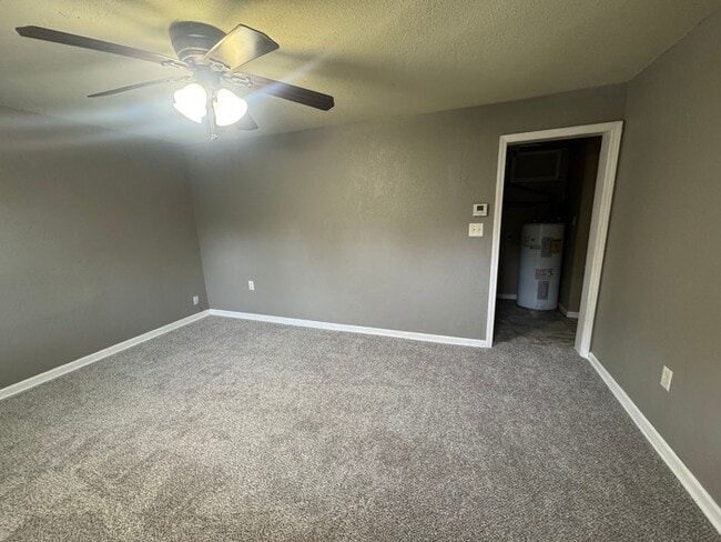 Building Photo - Cozy 2-Bed Home with Spacious Yard in Exce...