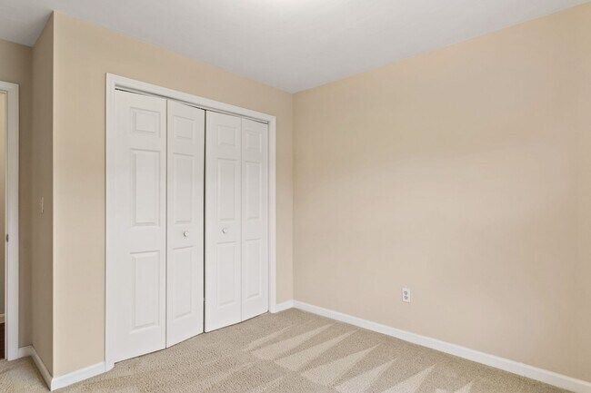 Building Photo - 3 Bed / 3 Bath. Pet Friendly. Easy access ...