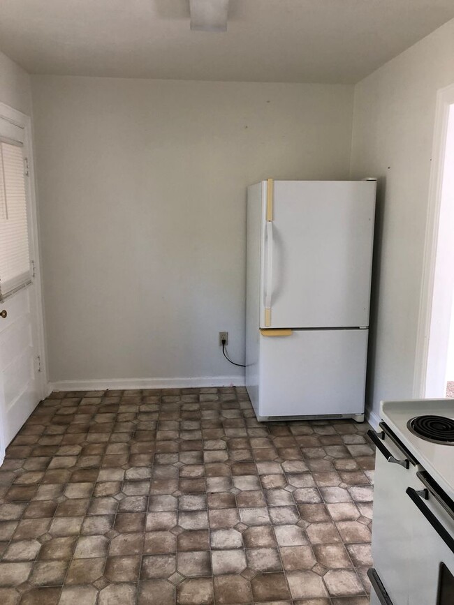 Building Photo - Charming 2 Bedroom Home with Garage in Sea...