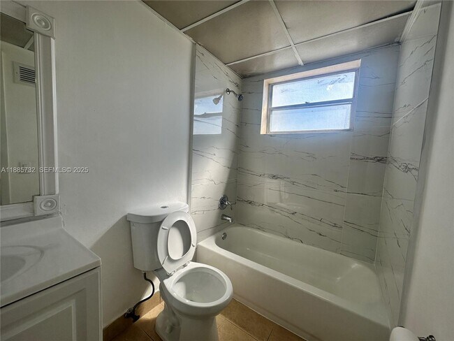 Building Photo - 13685 NE 10th Ave