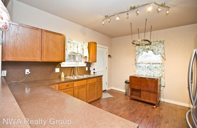 Building Photo - 3 br, 2 bath House - 700 E. Spruce Street