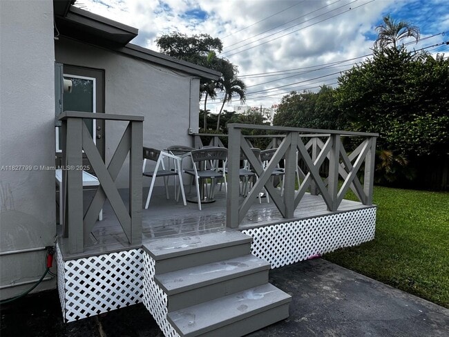 Building Photo - 2920 SW 60th Ct