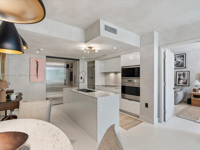 Building Photo - 9521 E Bay Harbor Dr