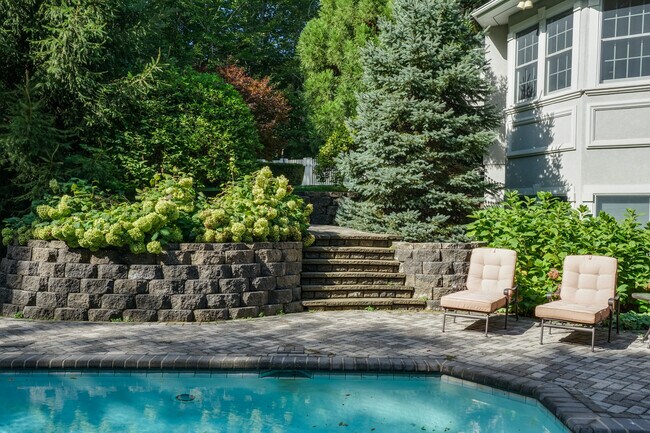 Building Photo - 11 Eastwood Ct