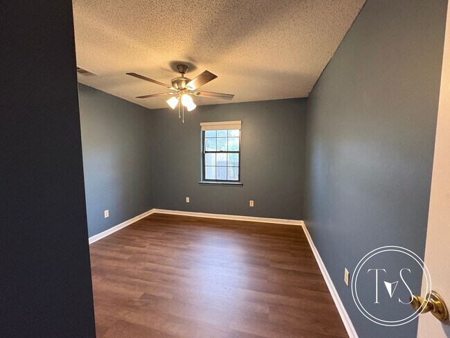Building Photo - RATE DROP ALERT (was $2,374/month) and FAL...