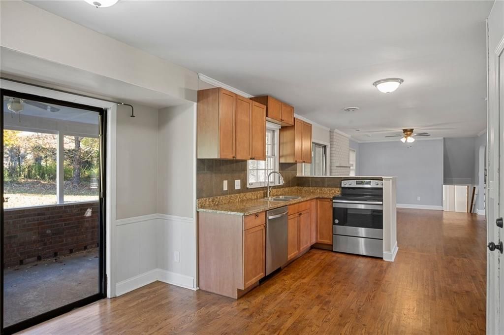 Building Photo - 2857 Fontainebleau Dr