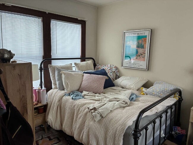 Building Photo - Great 3 Bed 1 Bath close to Water St. and UWEC! Available June 1st!