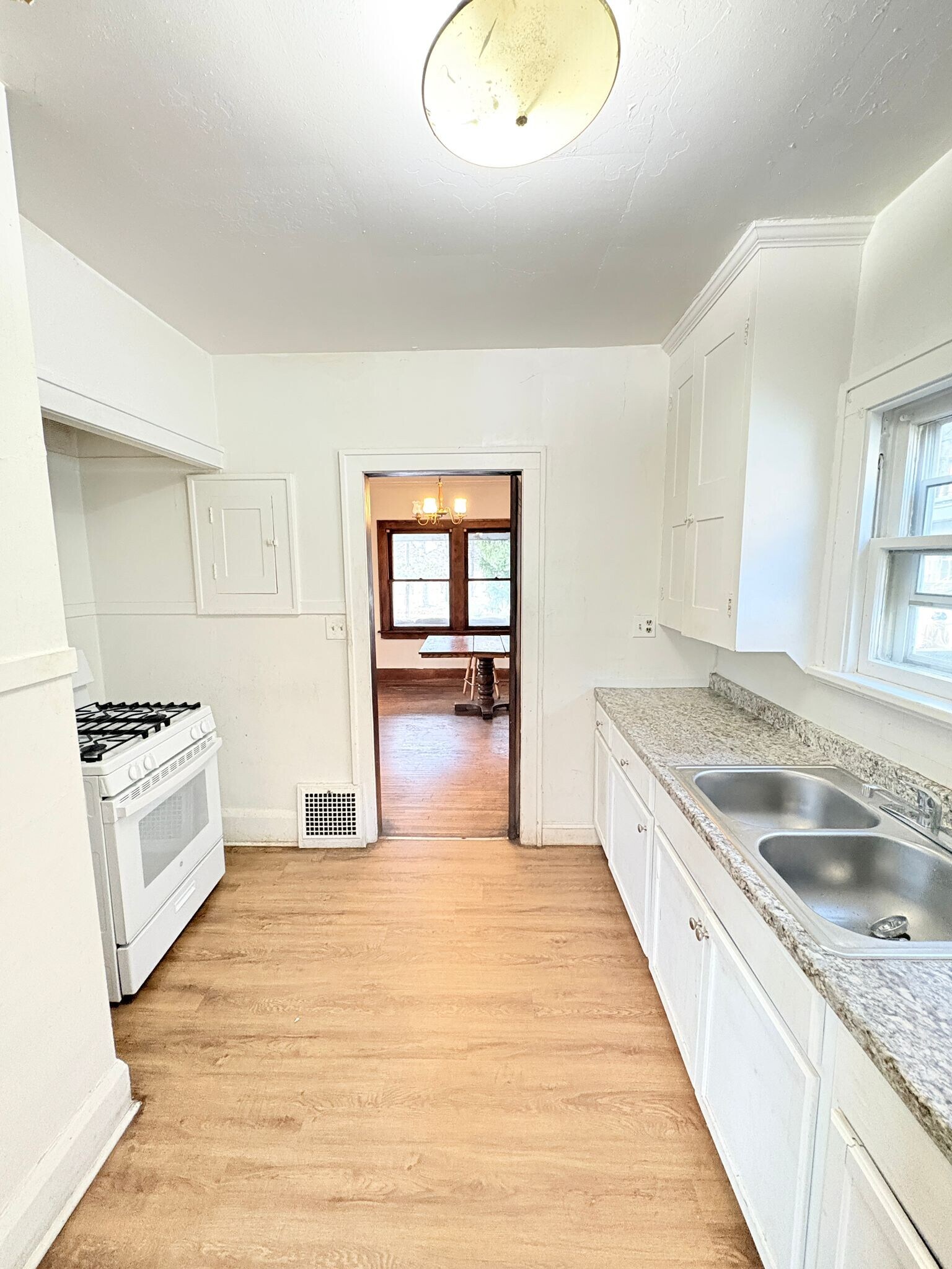 Building Photo - 1907 Oakwood Ave