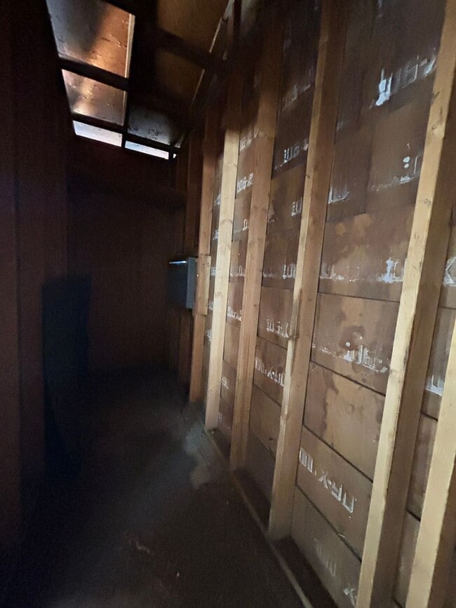 Building Photo - Spacious 2Br/1.5Ba End-Unit Townhome with Carport & Extra Storage