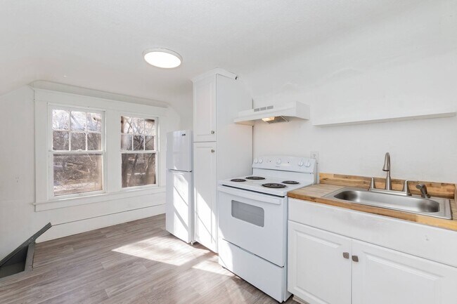 Building Photo - 165 Horner St