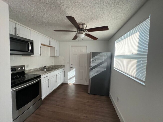 Building Photo - 9325 Goldenrod Rd