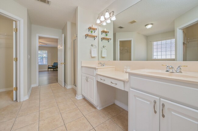 Building Photo - 4 bedroom 2 bathroom