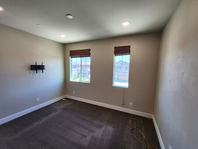 Building Photo - 4549 Maple Crest St