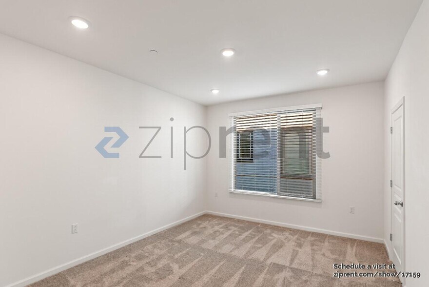 Building Photo - 25390 Parklane Dr