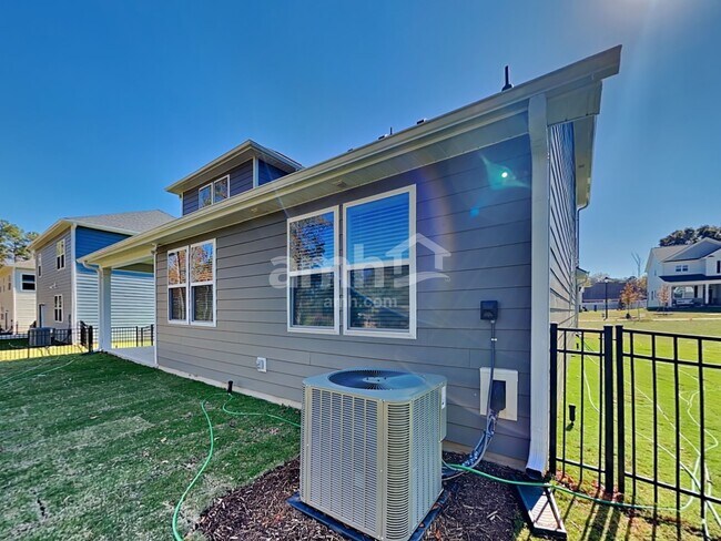 Building Photo - 561 Rivermist Dr