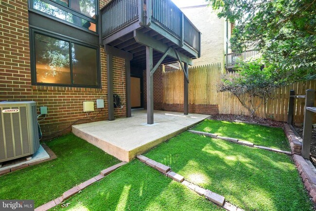 Building Photo - 4908 Sauquoit Ln