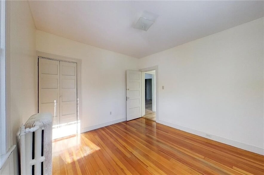 Building Photo - 6 Russell Ave