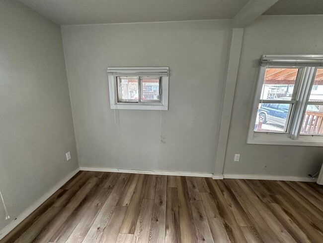 Building Photo - 1010 E 8th St