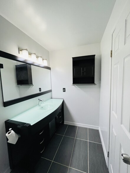 master bathroom - 6423 Richmond Hwy