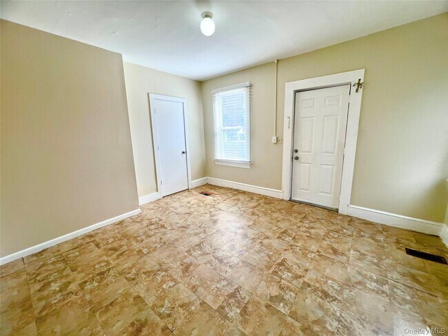 Building Photo - 30 Knapp Ave