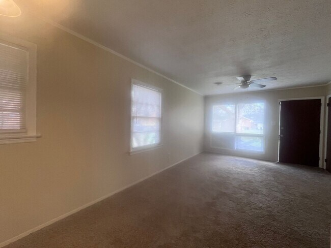 Building Photo - Great Location