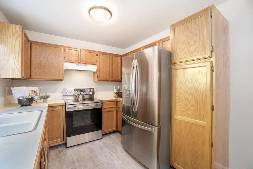 Building Photo - 2801 Leisure Dr