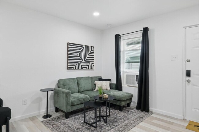 Building Photo - 2336 Minnie St