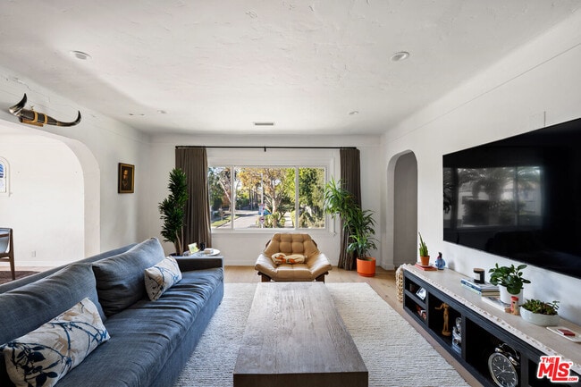 Building Photo - 502 N Sweetzer Ave